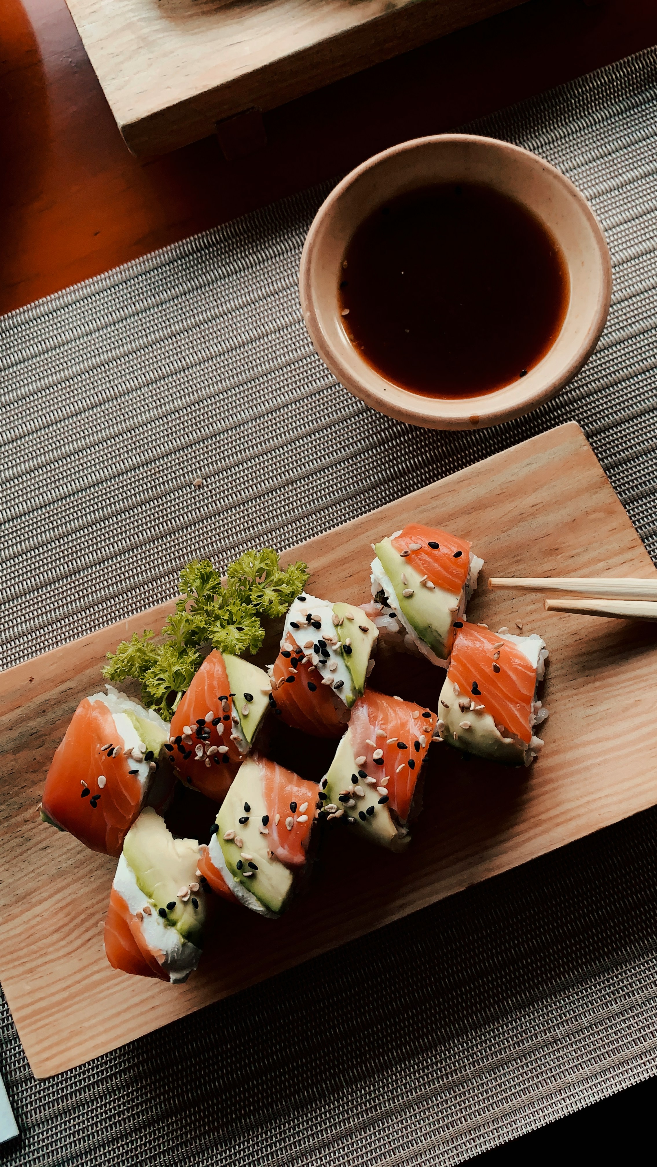 laks-avokado-sushi